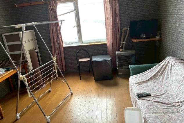 家具家電付きのリゾートバイト個室寮。ソファやテレビ、物干しラックが揃い、すぐに生活を始められる。