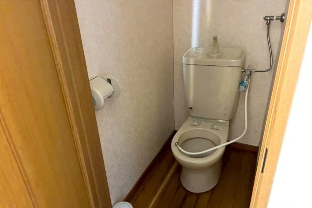 リゾートバイト住み込み寮の清潔なトイレ設備。清掃が行き届いた綺麗な水回りで、毎日の生活も快適。