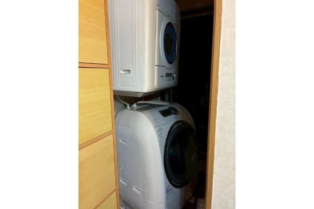 リゾートバイト寮の洗濯設備。衣類乾燥機と洗濯機が完備されており、天候を気にせず洗濯ができる環境。