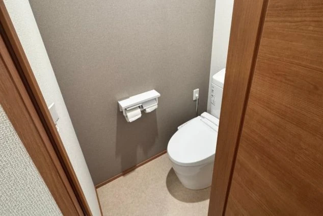 礼文島の寮のトイレの写真。清潔な印象。