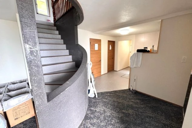 寮の館内の写真。大きな階段がある。