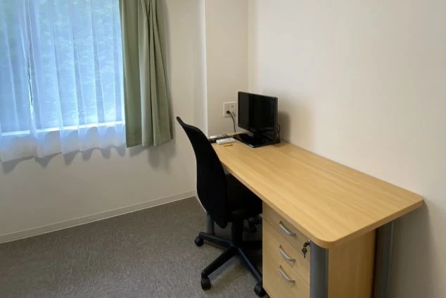 箱根強羅の旅館でリゾートバイトするスタッフが住む寮のデスクの画像。