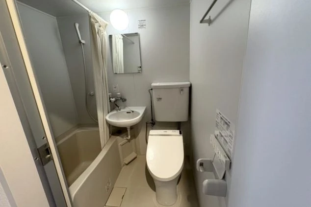  箱根のリゾートバイト求人で提供される個室寮のユニットバス（3点ユニット）。トイレ・洗面台・お風呂が室内に完備された、プライバシー重視の住み込み環境。