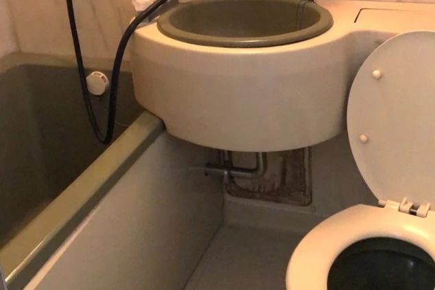 コンパクトにまとめられた寮のユニットバス。洗面ボウル、トイレ、浴槽が一体となっており、限られたスペースを有効に活用した造り。一人暮らしに必要最低限の機能が揃った清潔感のある水回り。