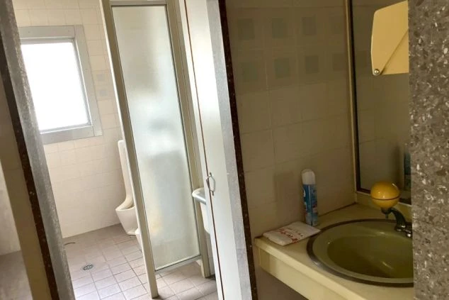 リゾートバイトの寮の入口の画像。