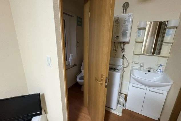 寮内にある個別の洗面台とトイレ。室内給湯器完備で、プライバシーが守られた清潔な水回り。