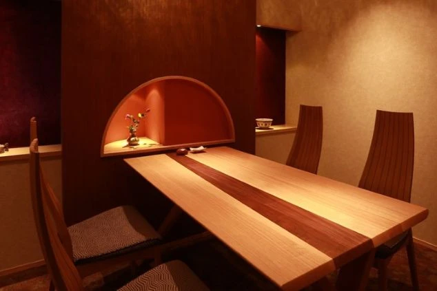 木の温もりを感じるモダンな和食処。リゾートバイトで質の高い接客スキルを磨く