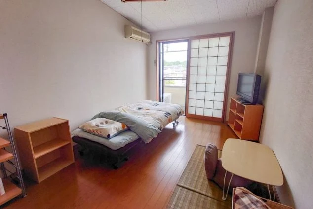 ベッドやテレビ、エアコンが揃ったリゾートバイトの個室寮。フローリングの清潔な室内