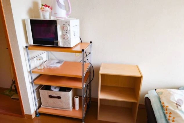 電子レンジや電気ケトル、収納棚が用意された寮の備品。リゾートバイトの生活が便利な環境