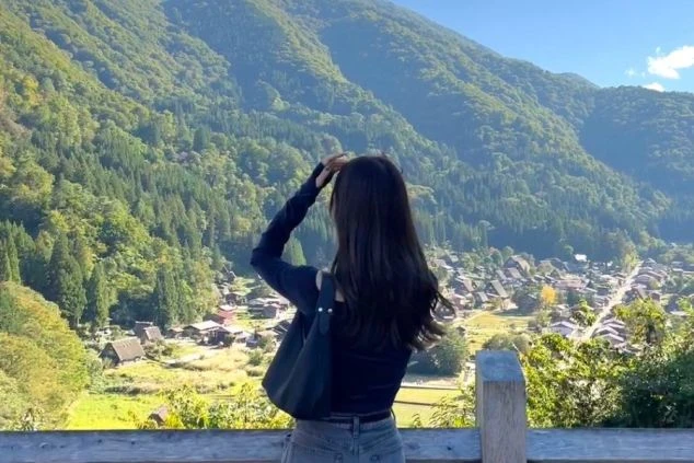 山々に囲まれた集落を望む絶景。リゾートバイトの休日は豊かな自然の中でリフレッシュ