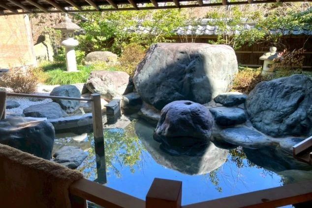 岩造りの趣ある露天風呂。リゾートバイトの特権である温泉利用で仕事の疲れを癒やす