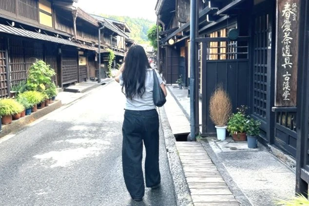 歴史的な町並みを散策する女性。リゾートバイトの休日は観光や食べ歩きを満喫