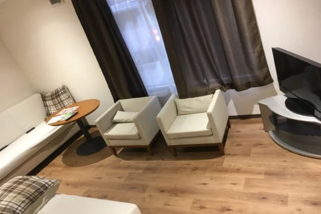 テレビ、ソファ、テーブルが完備された洋風の個室寮