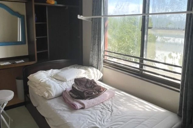 リゾートバイトの個室寮の寝室。ベッドと収納スペースが備え付けられており、窓からは光が入り明るく過ごしやすいプライベート空間です。