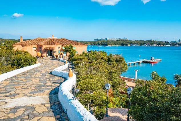 青い海とオレンジ屋根の建物が美しい異国風の街並みで働くリゾートバイト