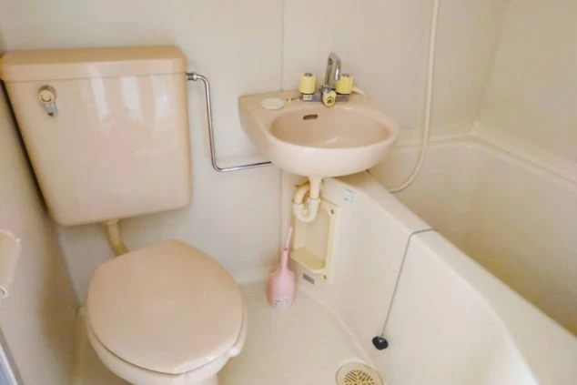 清潔に手入れされた個室寮のユニットバス。リゾートバイト生活で毎日お風呂を利用可能