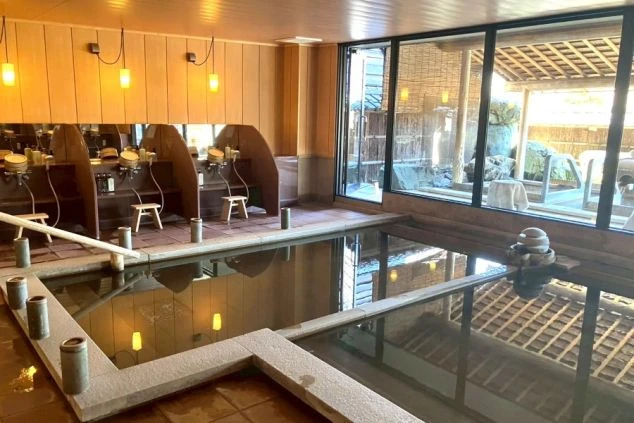 広々とした清潔感のある大浴場。リゾートバイトなら仕事終わりに温泉でリラックスが可能