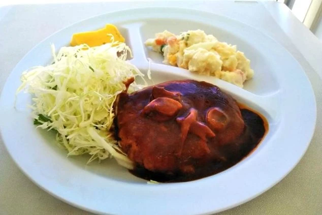 リゾートバイトのまかないの写真。ハンバーグとサラダ。