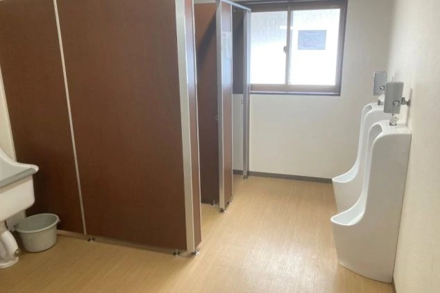 リゾートバイト寮の清潔なトイレ設備。清掃が行き届いた明るい空間で、毎日の生活もストレスなく過ごせる。