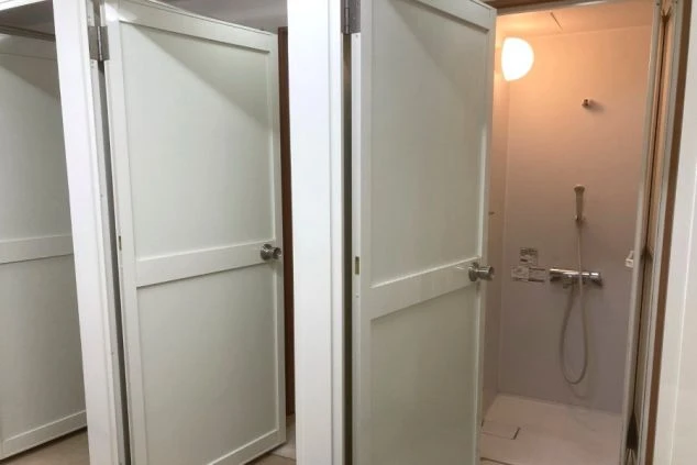 リゾートバイト寮の個別シャワーブース。プライバシーが守れる扉付きで、仕事の疲れをゆっくり癒せる設備。