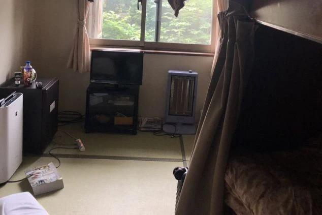 寮の一室。テレビや冷暖房完備で快適な寮生活。