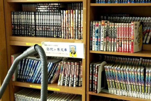 寮に備え付けられた漫画棚。空き時間も楽しめる設備が充実！