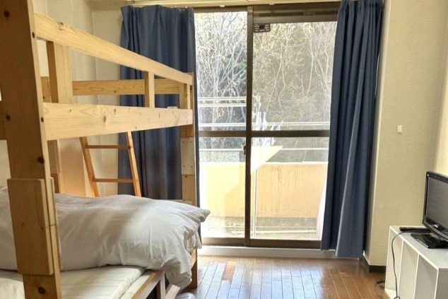 ワクトリの社員が出張で撮影した、リゾートバイトの寮の寝室の画像。二段ベッドが設置され、窓からは日差しが差し込んでいる。