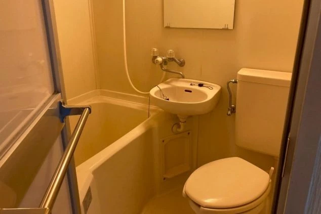 リゾートバイトの個室寮のユニットバスの画像。