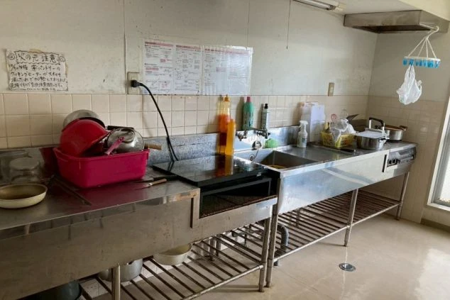 リゾートバイトの個室寮の共用キッチンの画像。