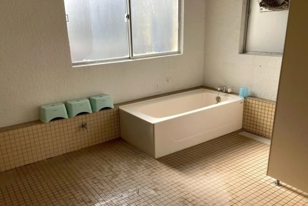 リゾートバイトの個室寮の共用お風呂の画像。