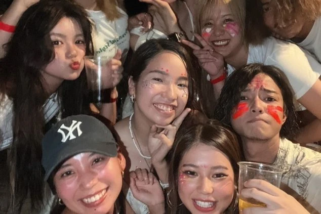 リゾートバイト中に仲良くなった男女グループ。