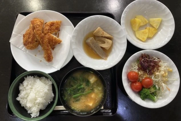 リゾートバイトの彩り豊かな賄い画像。