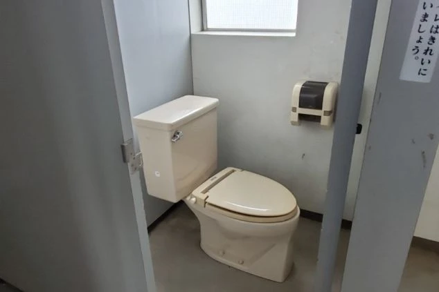 リゾートバイトの寮のトイレの画像。