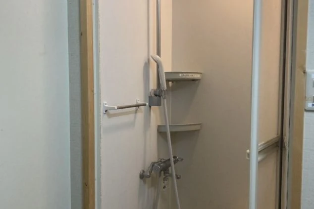 リゾートバイトの寮の共用設備であるシャワールームの画像。