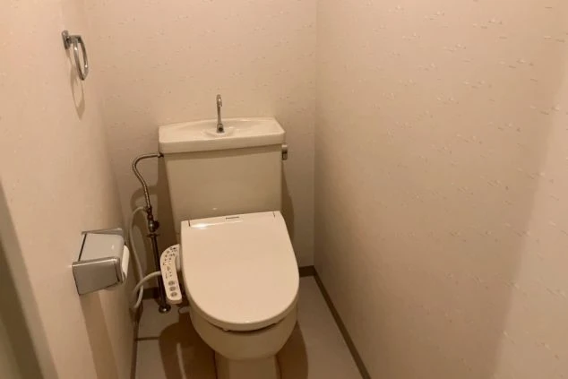 リゾートバイトの寮部屋内のトイレの画像。