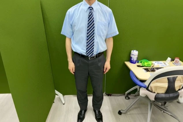 男性フロントスタッフの夏の制服画像。