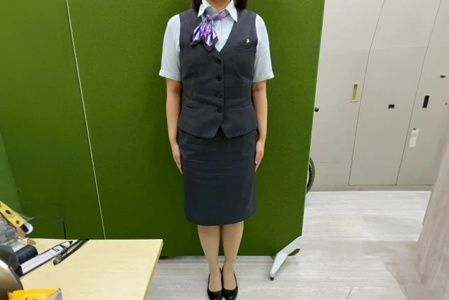女性フロントスタッフの夏の制服画像。