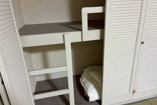 リゾートバイトの寮内の2段ベッドの画像。