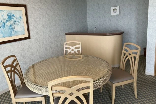 リゾートバイトの客室寮(相部屋)の画像。花柄のソファとリビングスペースがある洋室。