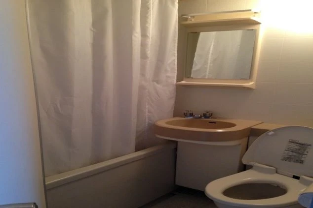 リゾートバイトの寮に併設されたユニットバスの写真。バスタブ、洗面台、トイレが備わっている。