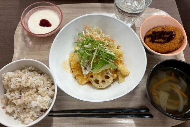 ワンプレートに盛られた洋食風のリゾートバイトの賄いの画像。