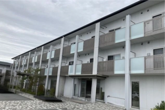 白くモダンなデザインの3階建てのリゾートバイト寮の外観画像。おしゃれな個室寮での生活をアピール。