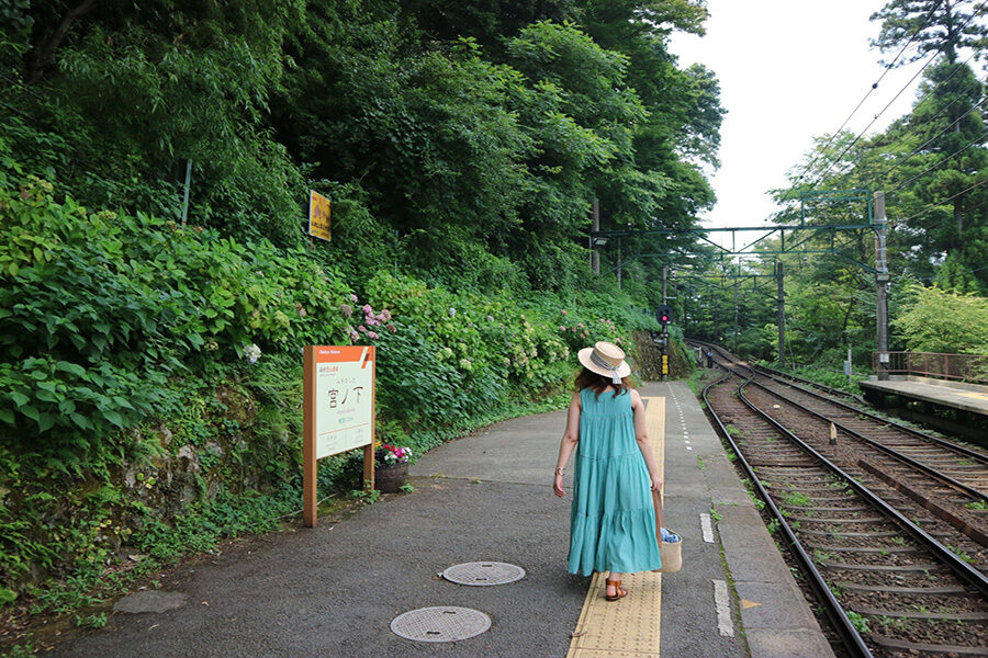 箱根でリゾート（宮ノ下駅と女性）
